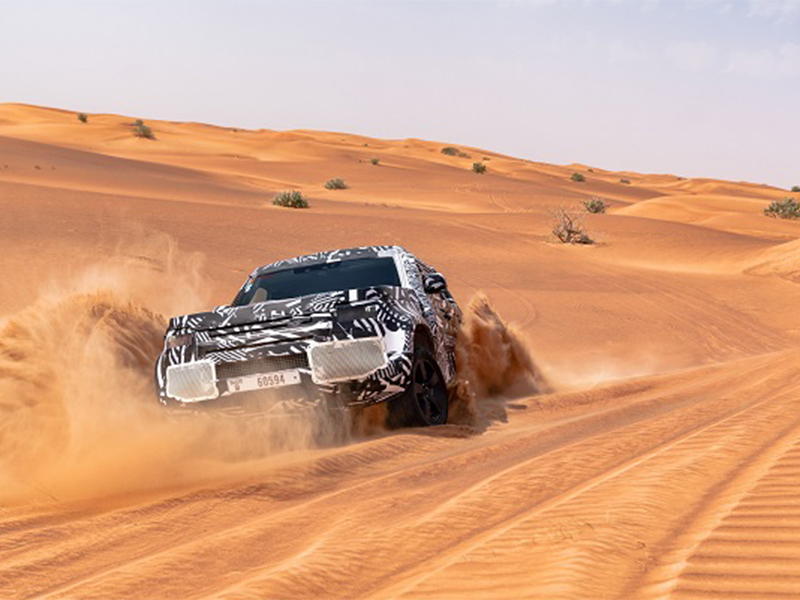 بالفيديو والصور.. قدرات هائلة لـ" لاند روڤر ديفندر"على كثبان دبي الرملية